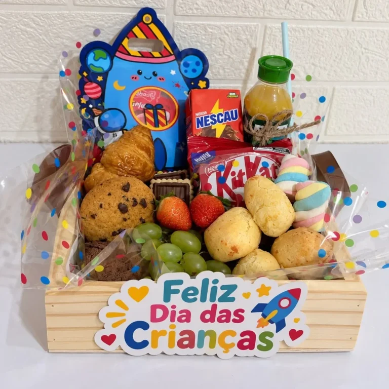 Box Dia das Crianças com frutas, guloseimas, suco e achocolatado